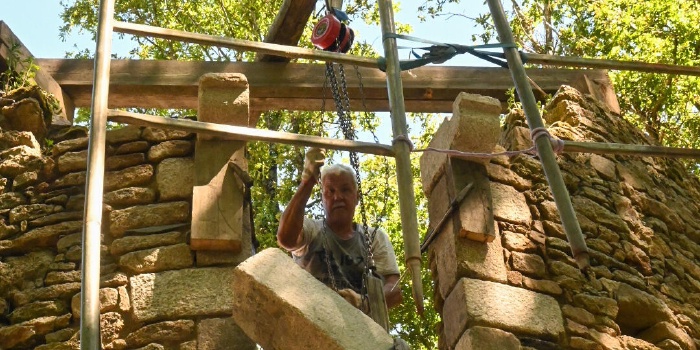 Poses des corbelets de la fenêtre donnant sur le chemin