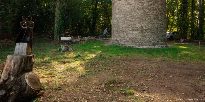 Nettoyage dans et aux abords du moulin et poses d’œuvres