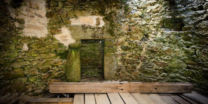 Nettoyage dans et aux abords du moulin et poses d’œuvres