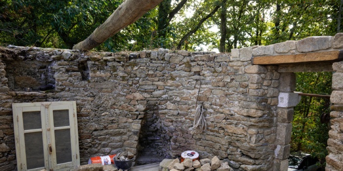 Nettoyage dans et aux abords du moulin et poses d’œuvres
