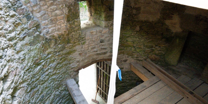 Nettoyage dans et aux abords du moulin et poses d’œuvres