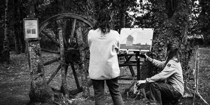 Nettoyage dans et aux abords du moulin et poses d’œuvres