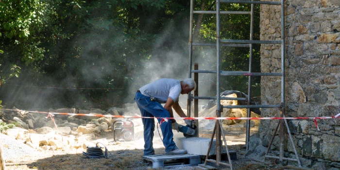 Derniers jambages installés avant la pose du dernier linteau