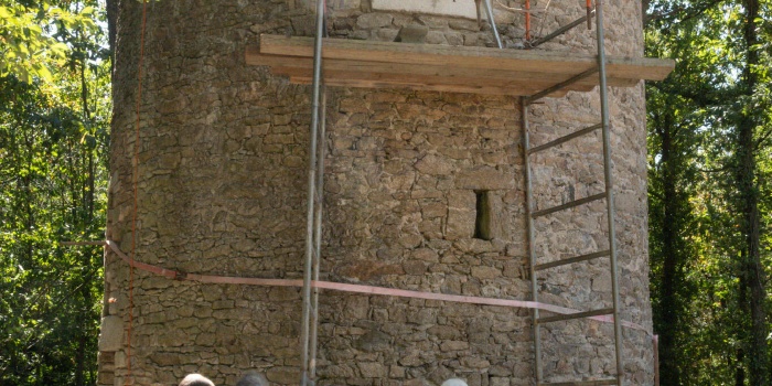 Derniers jambages installés avant la pose du dernier linteau