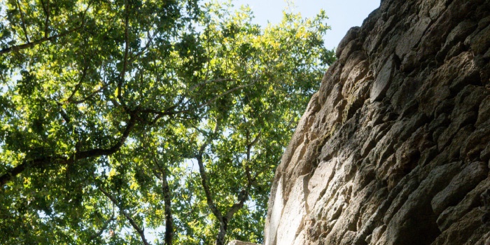 Derniers jambages installés avant la pose du dernier linteau