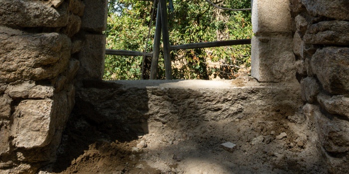 Derniers jambages installés avant la pose du dernier linteau