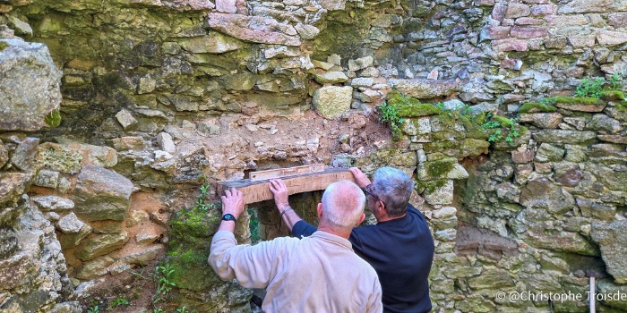 Poursuite des travaux et de la gravure de la date de construction du moulin