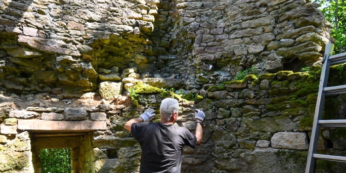 Poursuite des travaux et de la gravure de la date de construction du moulin