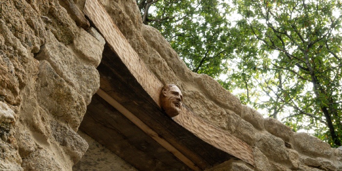 Poursuite des joints au socle du moulin